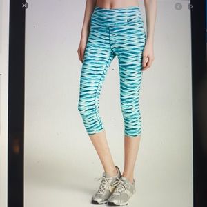 Nike Legendary Crisscross Capri Leggings